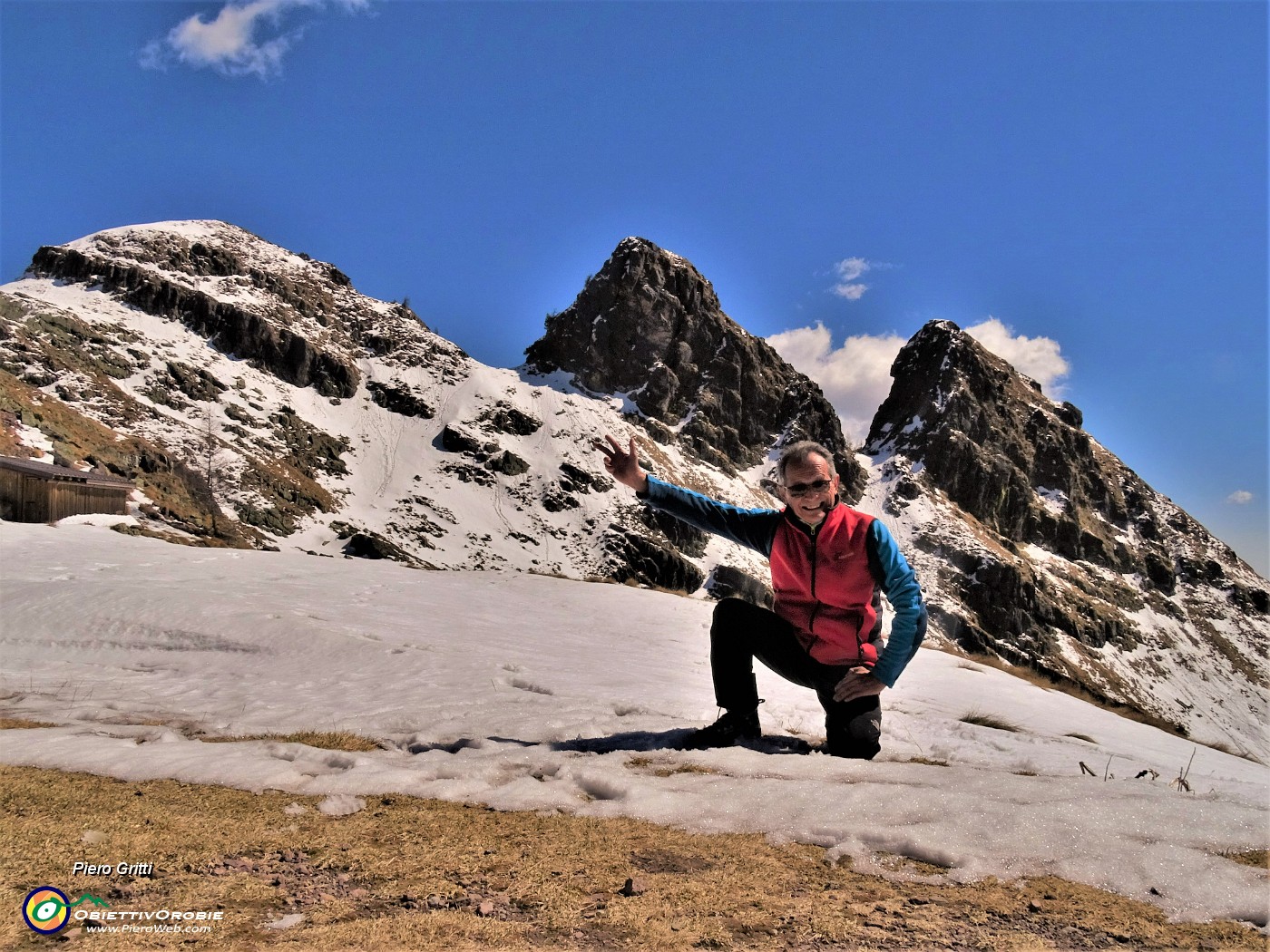 03 I Tre Pizzi visti da ovest, dal Bivacco Tre Pizzi (2050 m).JPG